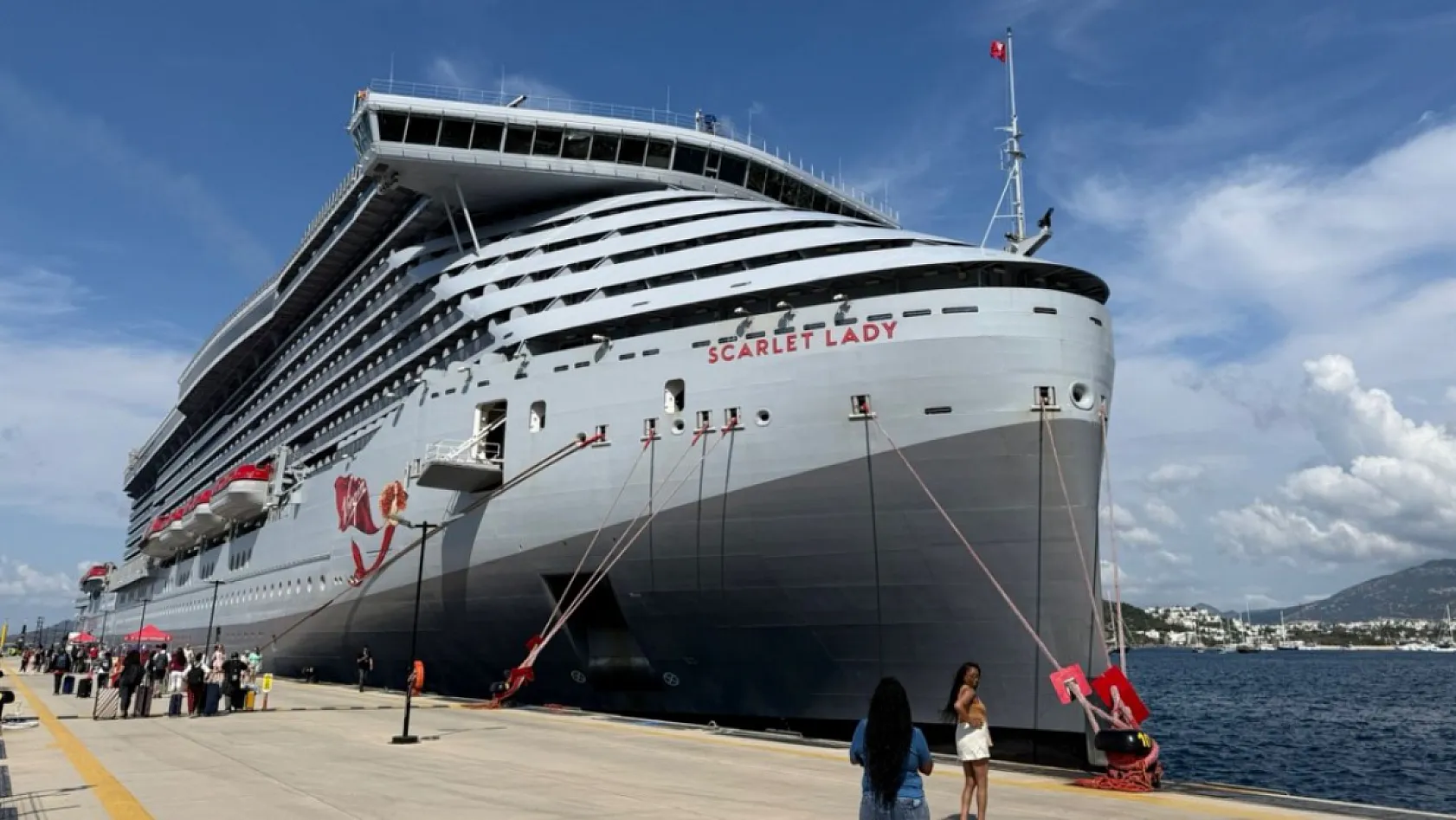 Dev kruvaziyer gemiler, 2 bin 636 turistle Bodrum'a geldi