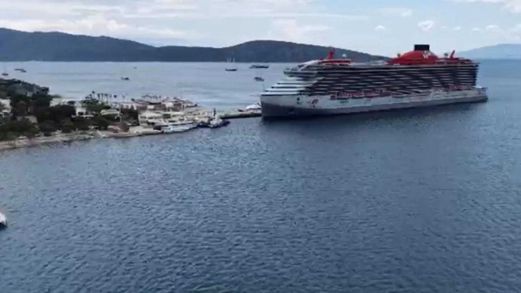 Dev kruvaziyer gemiler, 2 bin 636 turistle Bodrum'a geldi