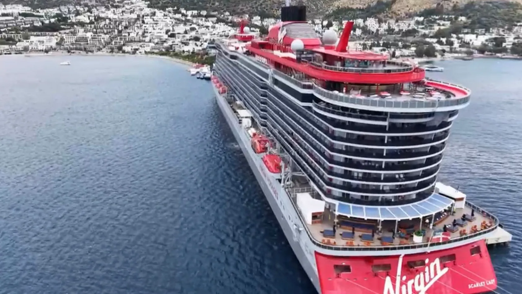 Dev kruvaziyer gemiler, 2 bin 636 turistle Bodrum'a geldi
