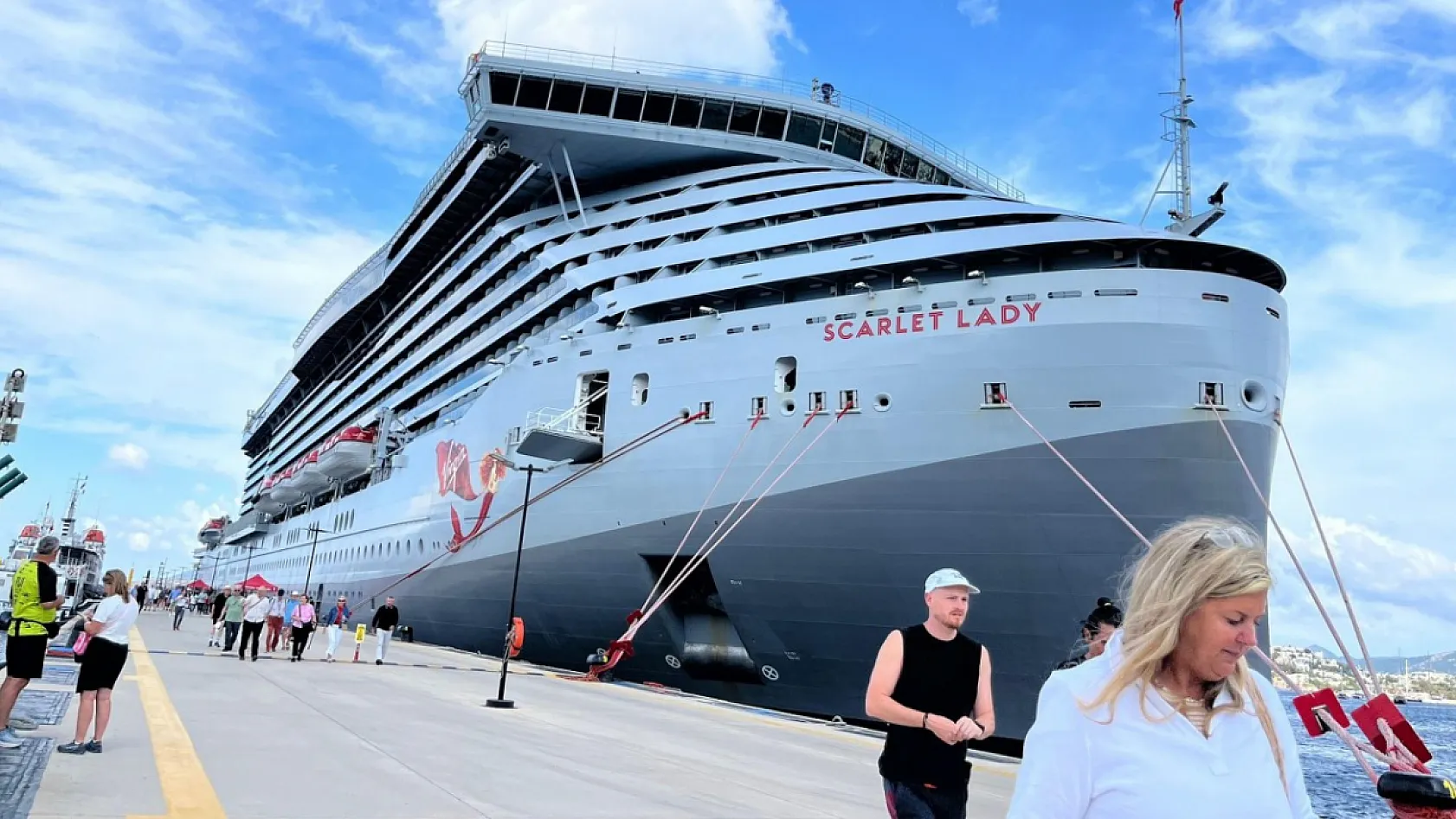 Dev kruvaziyer gemiler, 2 bin 636 turistle Bodrum'a geldi