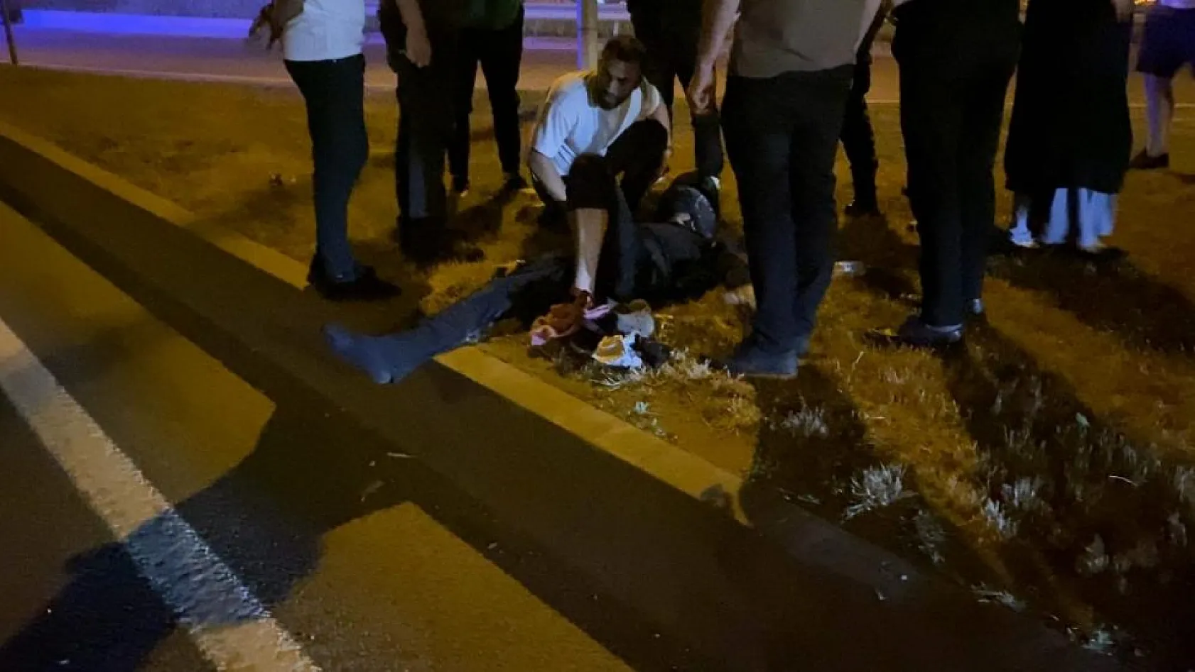 Devrilen motosikletten düşen genç yaralandı, annesi yanından ayrılmadı