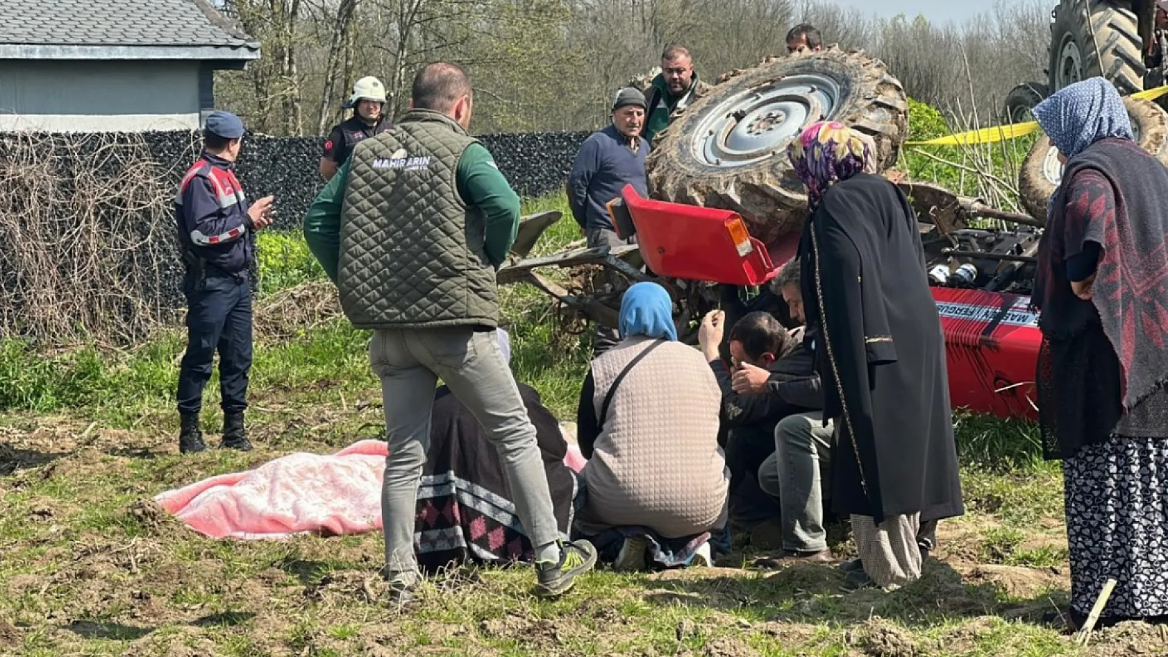 Devrilen traktörün altında kalarak hayatını kaybetti