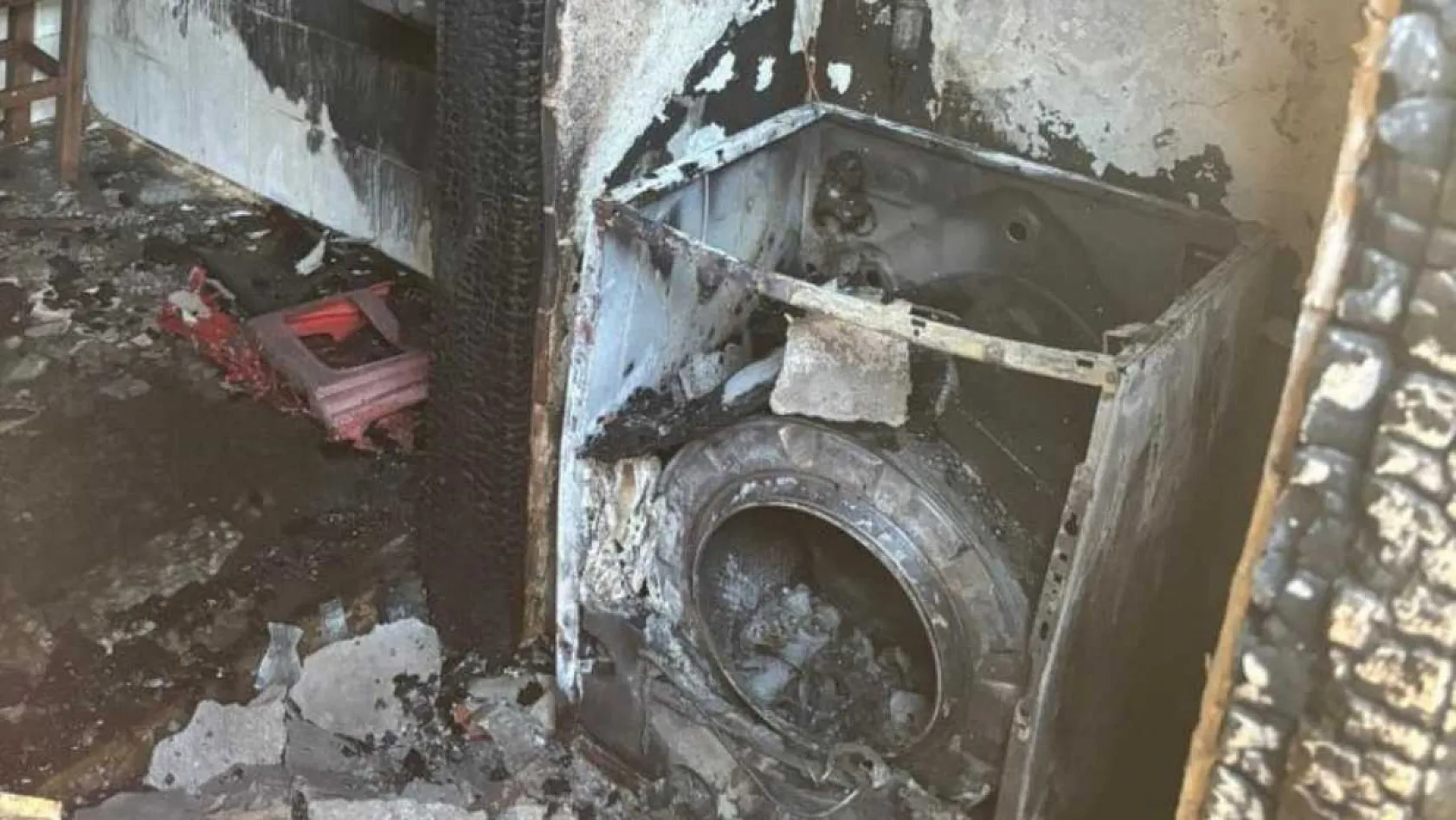 Yaşlı adam evinde elektrikli sobadan çıkan yangında hayatını kaybetti