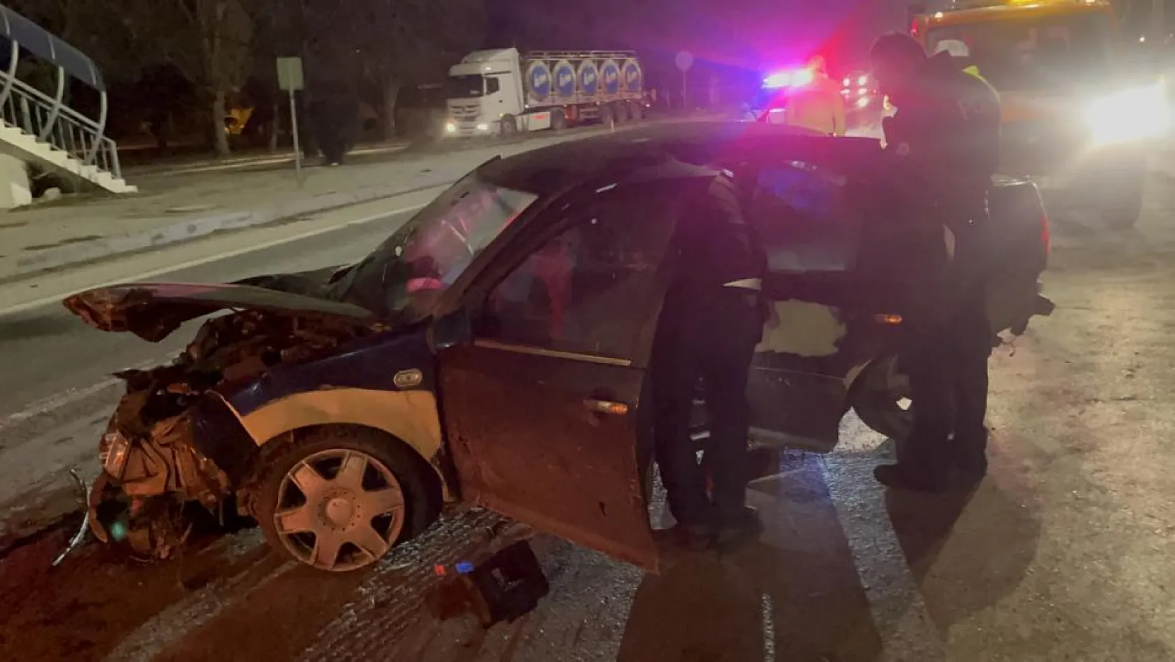 Ehliyetsiz sürücü orta refüje çarptıktan sonra takla attı: 1'i ağır 2 yaralı