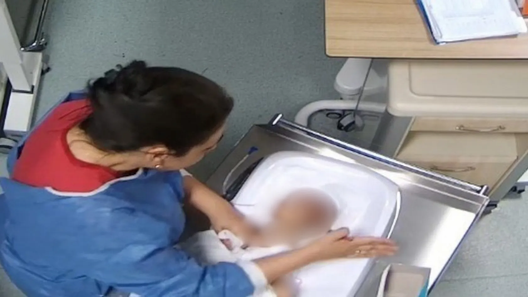 Bebeğe şiddet uygulayan hemşire mahkemede, 'Bende bir anneyim çocuğumun bana ihtiyacı var'