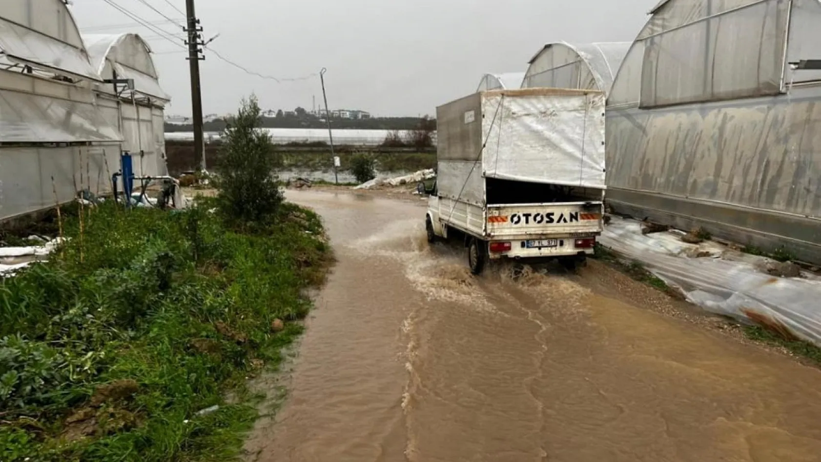 Antalya'da sağanak, sel, hortum ve doludan 23 mahalle, 500 çiftçi zarar gördü