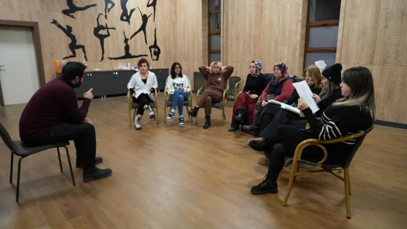 Çocukları sosyalleşsin diye geldi, sahnenin yıldızı oldu