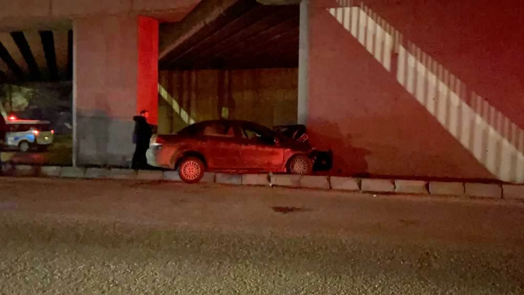 Beton kolona çarpan otomobildeki ağır yaralı şahıs hastanede hayatını kaybetti