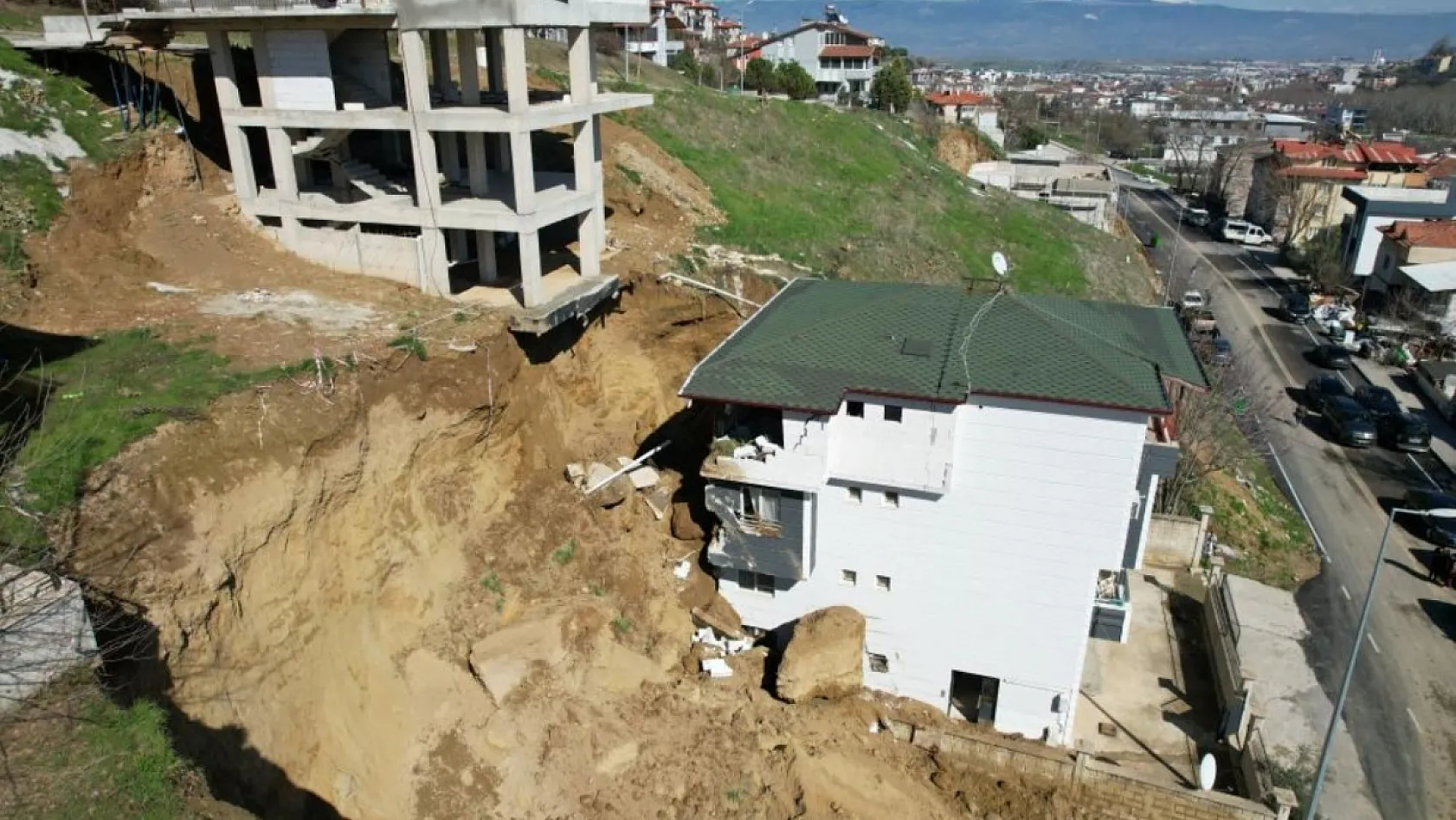 Az daha evleri başlarına yıkılıyordu