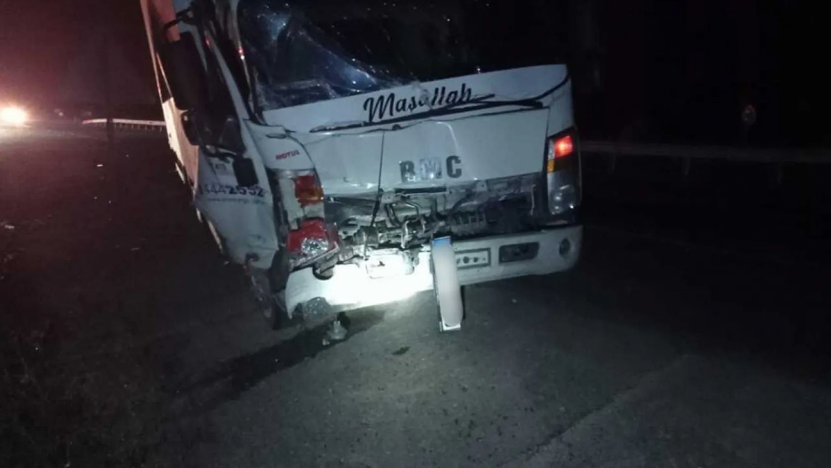 Kamyon ile kamyonet çarpıştı: 1 ölü, 1 yaralı