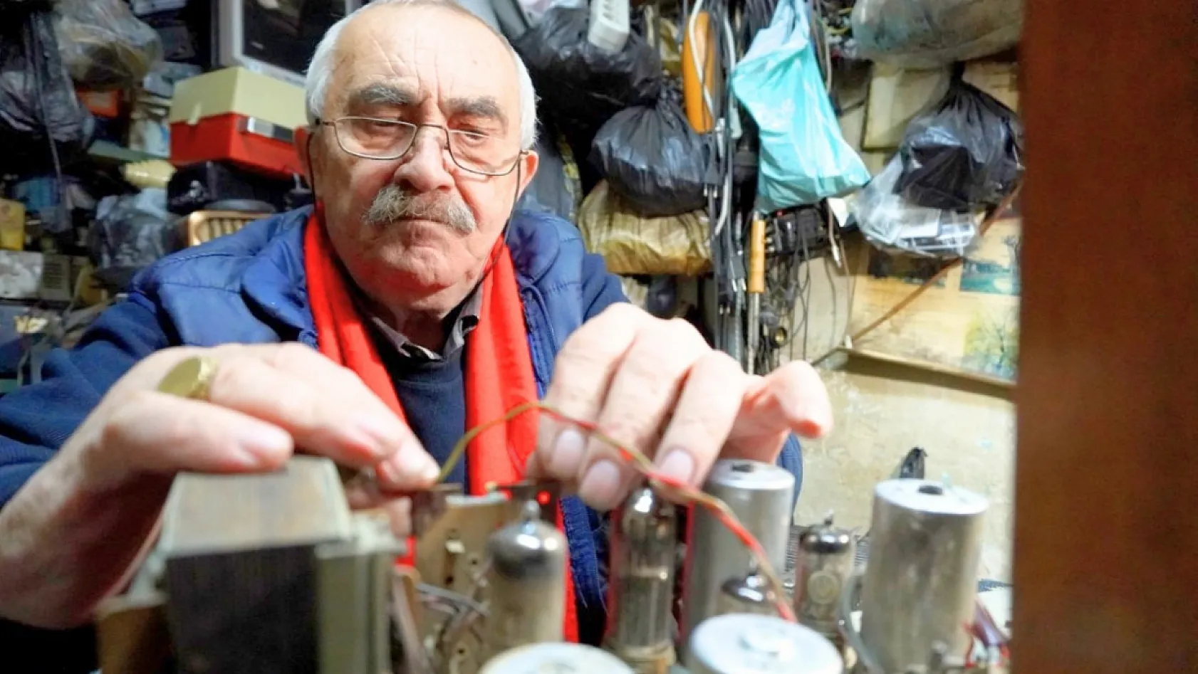 Muğla'da tarihi çarşının 'Radyocu Mustafa'sı 58 yıldır radyo tamir ediyor