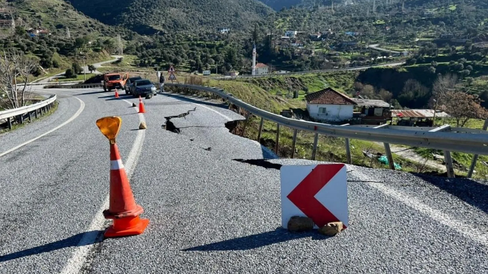 Toprak kayması nedeniyle trafik tek şeride düştü