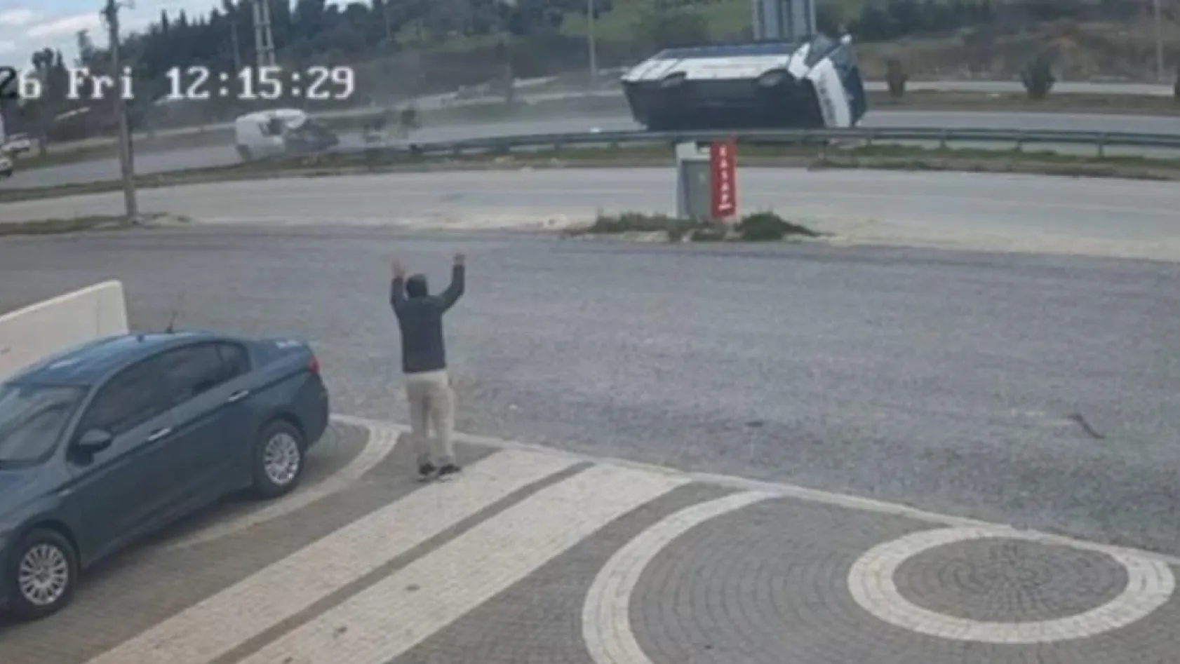 Hafif ticari aracın çarptığı midibüs devrildi: 7 yaralı