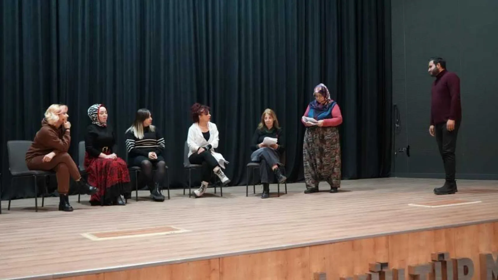Çocukları sosyalleşsin diye geldi, sahnenin yıldızı oldu