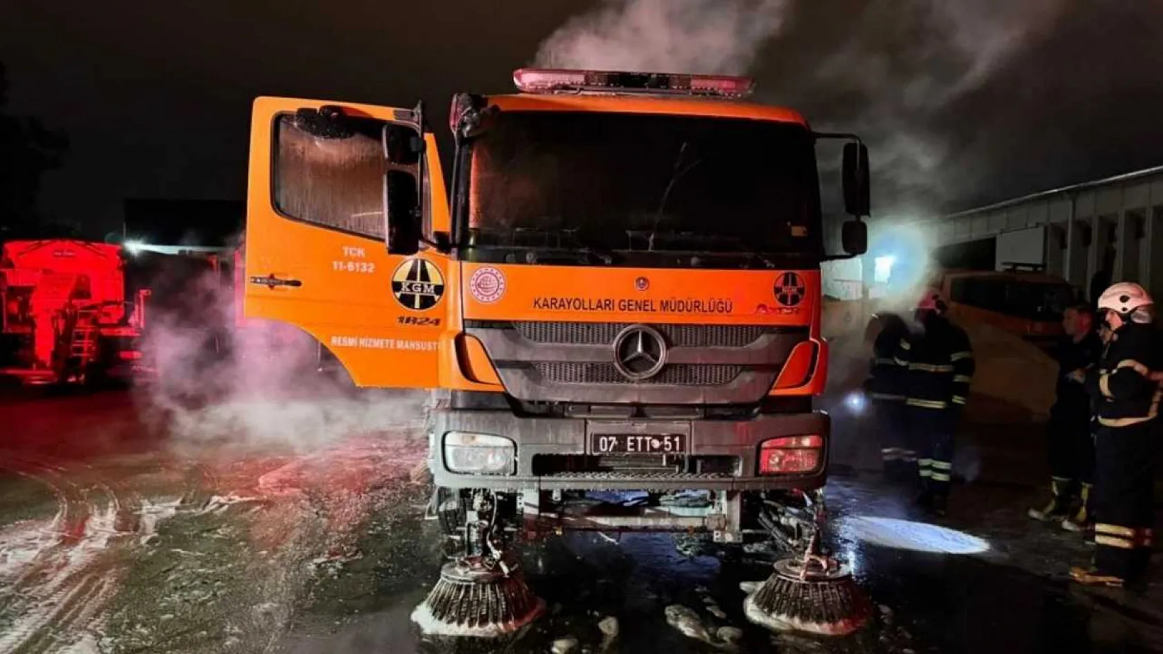 Karayolları'na ait kamyon alevlere teslim oldu