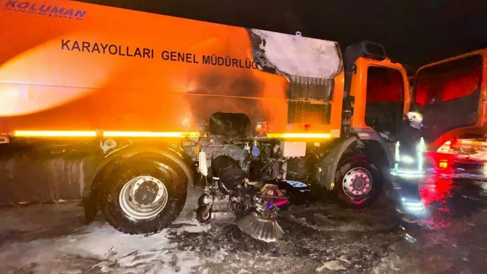 Karayolları'na ait kamyon alevlere teslim oldu