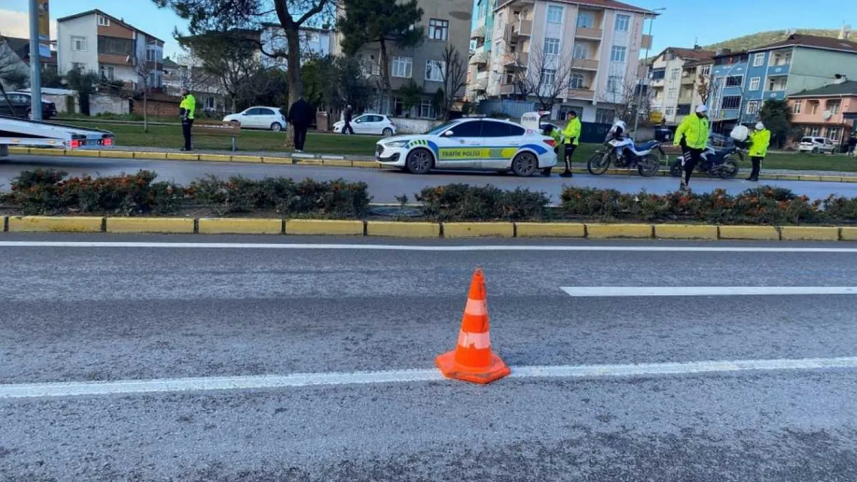 Çevirmeden kaçan motosikletli trafik polisine çarptı