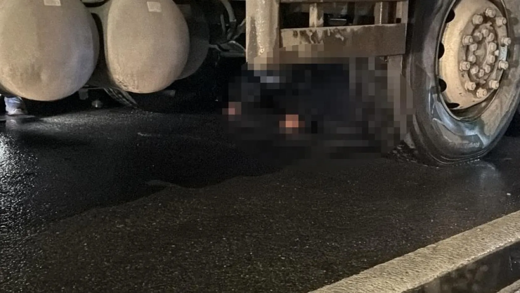 Feci kaza: Karşıya geçmek isteyen kadın kamyonun altında kaldı