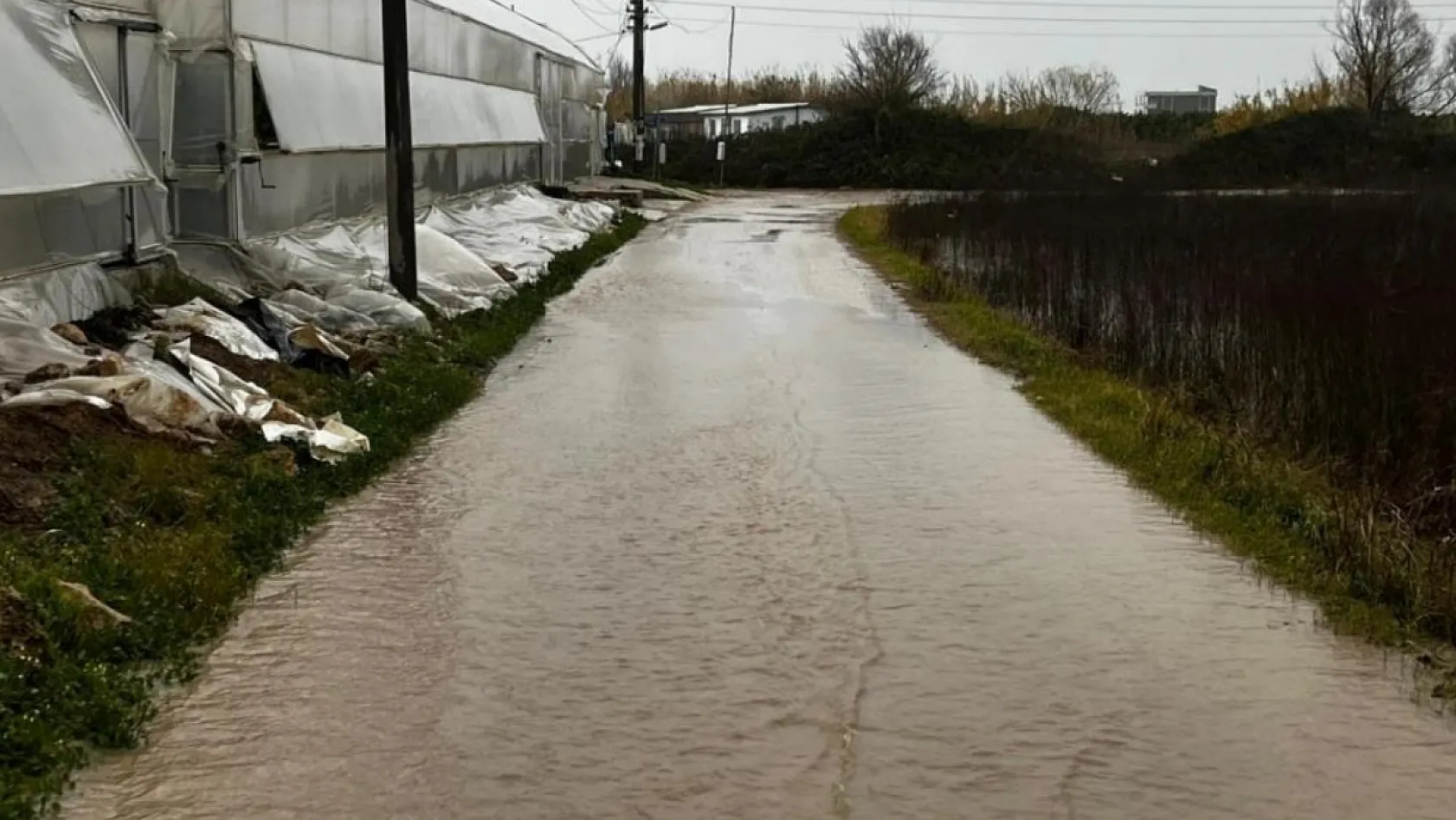 Antalya'da sağanak, sel, hortum ve doludan 23 mahalle, 500 çiftçi zarar gördü