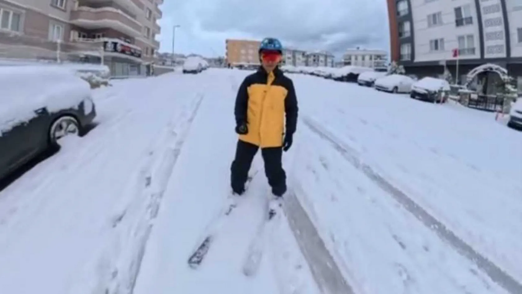 İşe gitmek için ilginç bir yönteme başvurdu: kayakla gitti