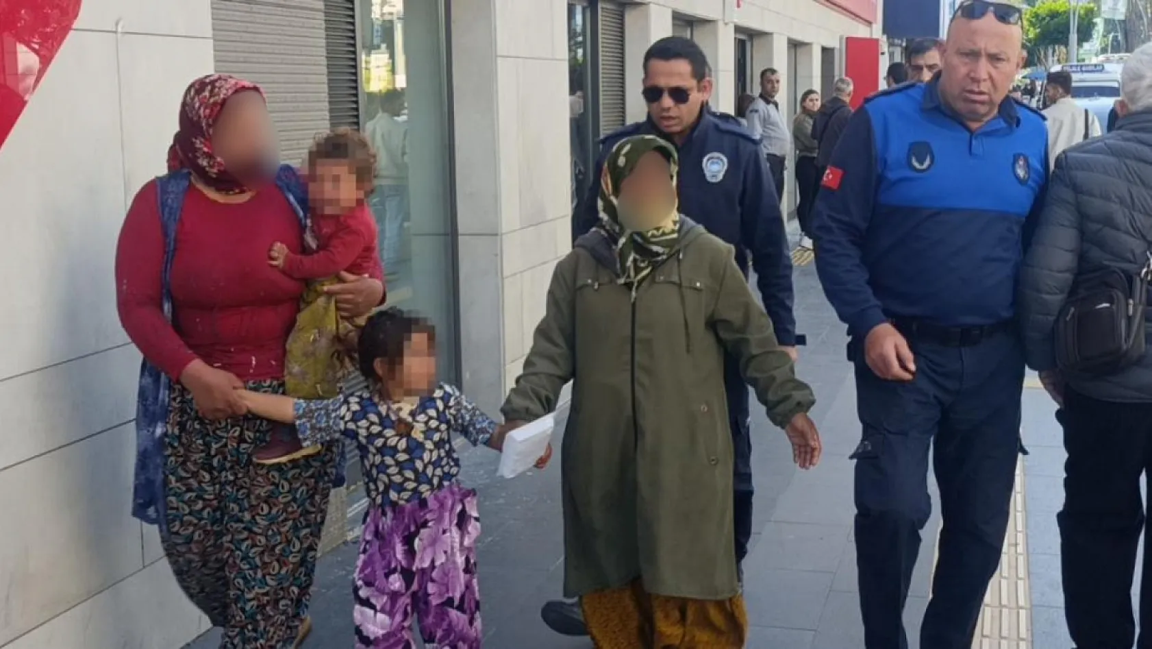 Antalya'da zabıtaya dilenirken yakalanan dilenci, 'Yetişin taciz ediyorlar' diyerek kaçmaya çalıştı