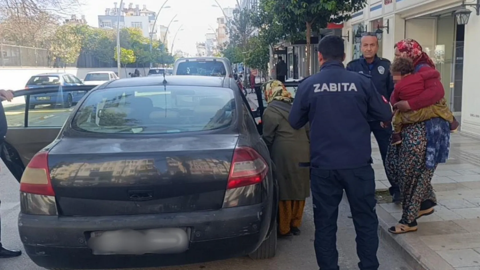 Antalya'da zabıtaya dilenirken yakalanan dilenci, 'Yetişin taciz ediyorlar' diyerek kaçmaya çalıştı