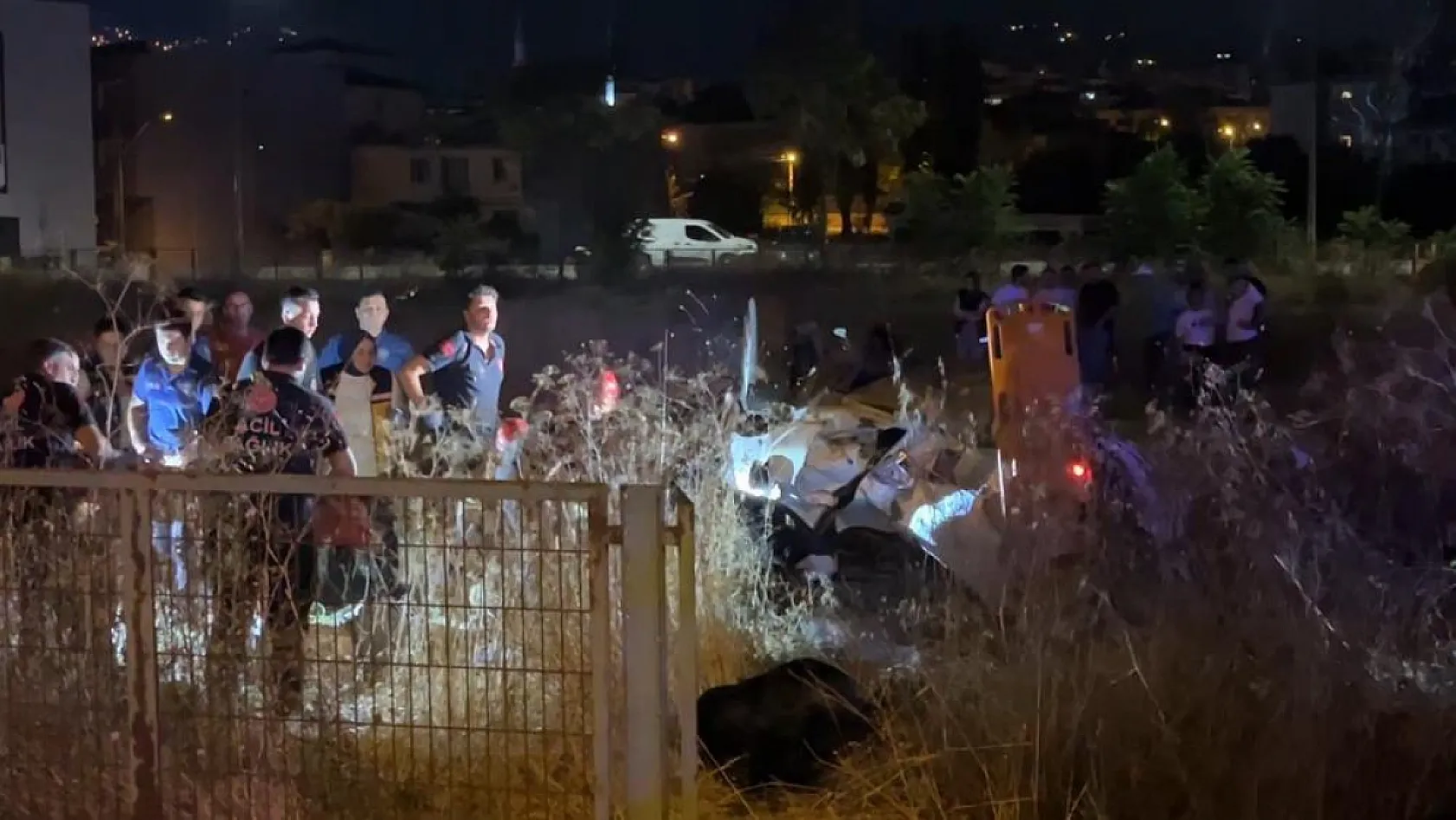 Direksiyon hakimiyetini kaybeden otomobil tarlaya uçtu: 5 yaralı