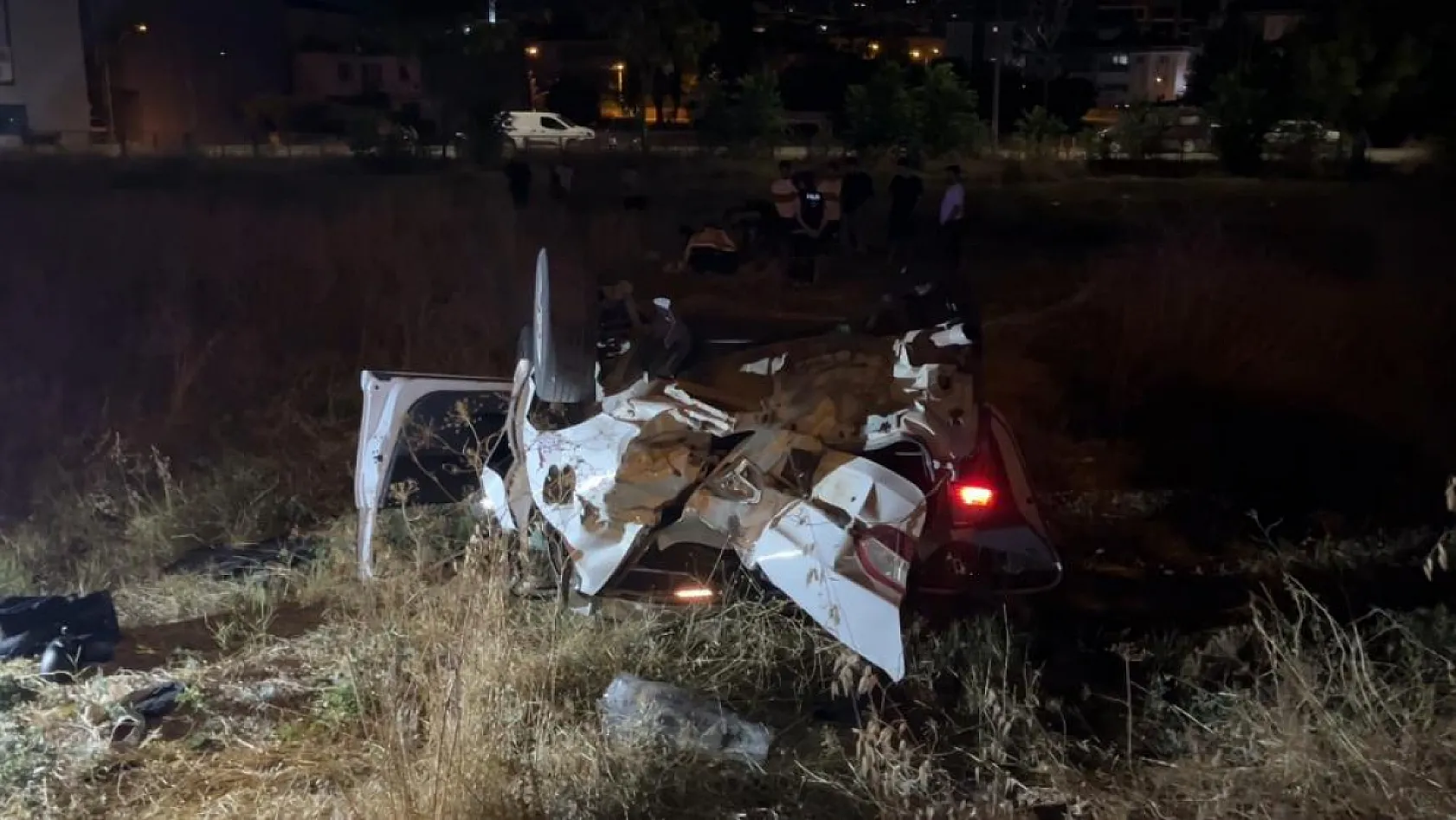 Direksiyon hakimiyetini kaybeden otomobil tarlaya uçtu: 5 yaralı
