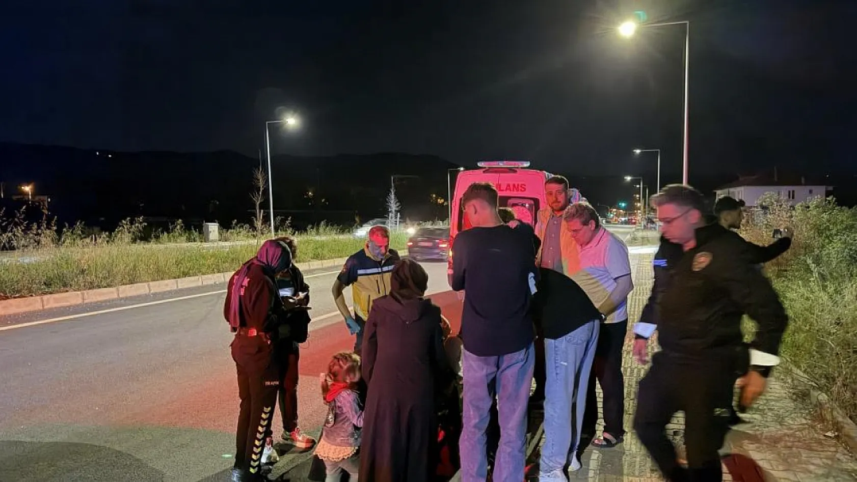 Direksiyon hakimiyetini kaybetti, tarlaya uçtu: 4 yaralı