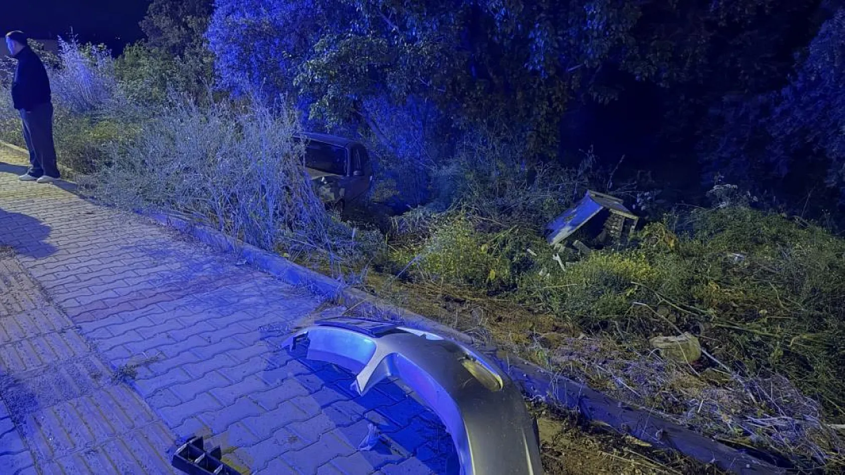 Direksiyon hakimiyetini kaybetti, tarlaya uçtu: 4 yaralı