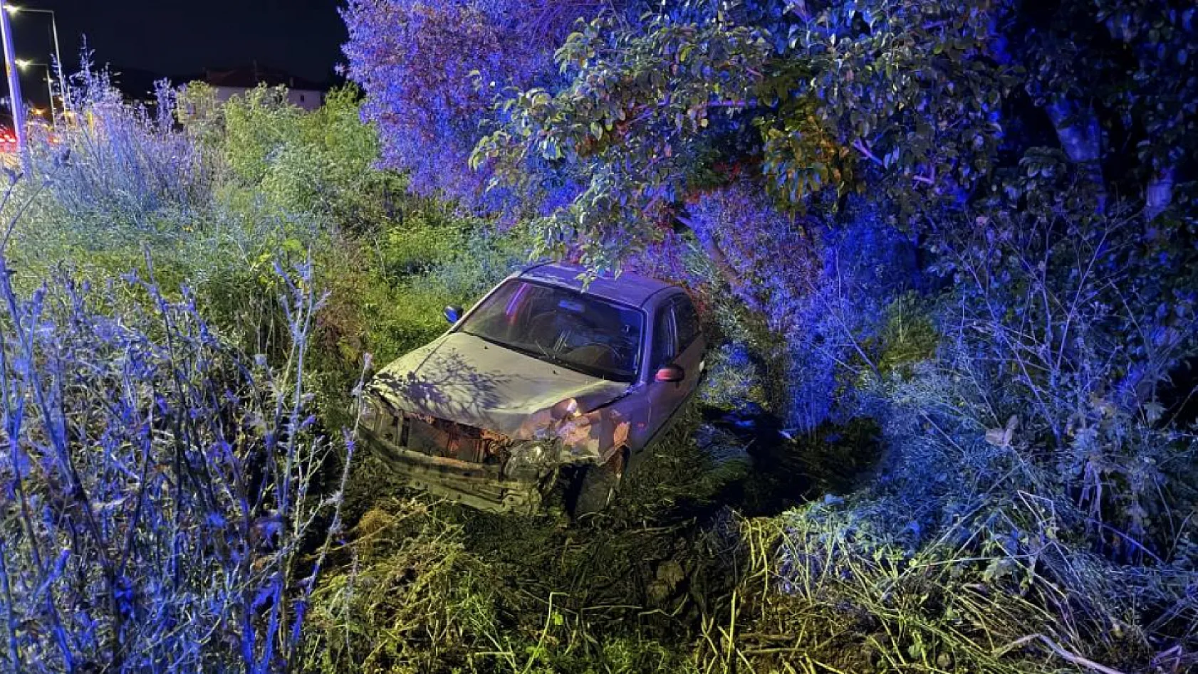 Direksiyon hakimiyetini kaybetti, tarlaya uçtu: 4 yaralı