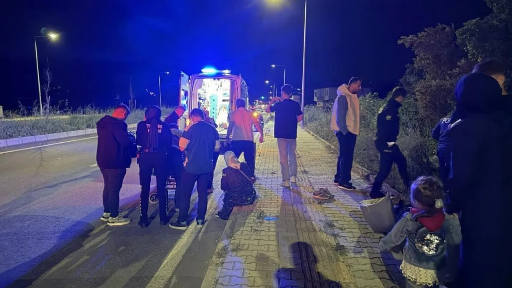 Direksiyon hakimiyetini kaybetti, tarlaya uçtu: 4 yaralı