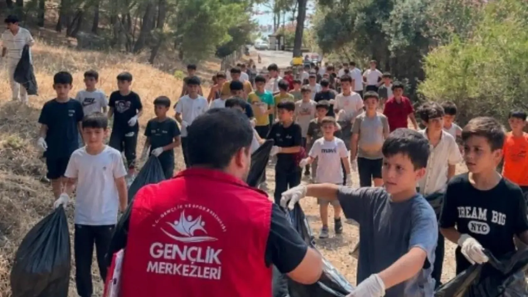Doğayı koruyor, geleceğe umut oluyorlar gençler Dalyan'ı atıklardan temizledi