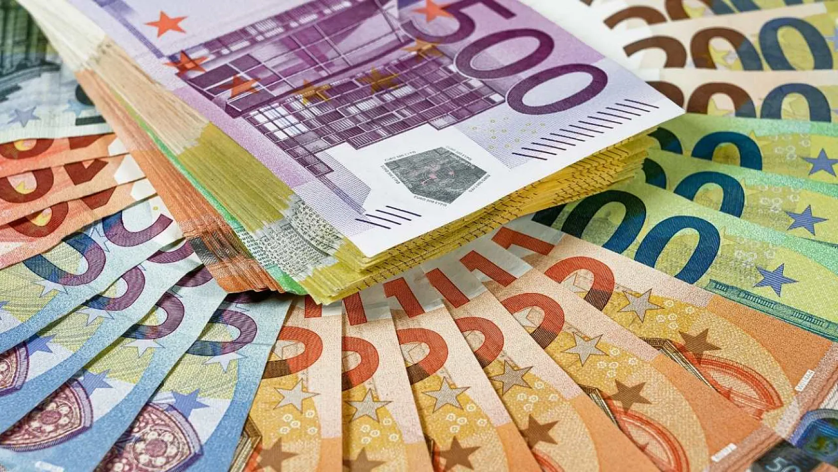 Fethiye'de Döviz Piyasası Hareketlendi: Tufanlar Dimaş Döviz'den Euro, Dolar ve Sterlin Değerlendirmesi