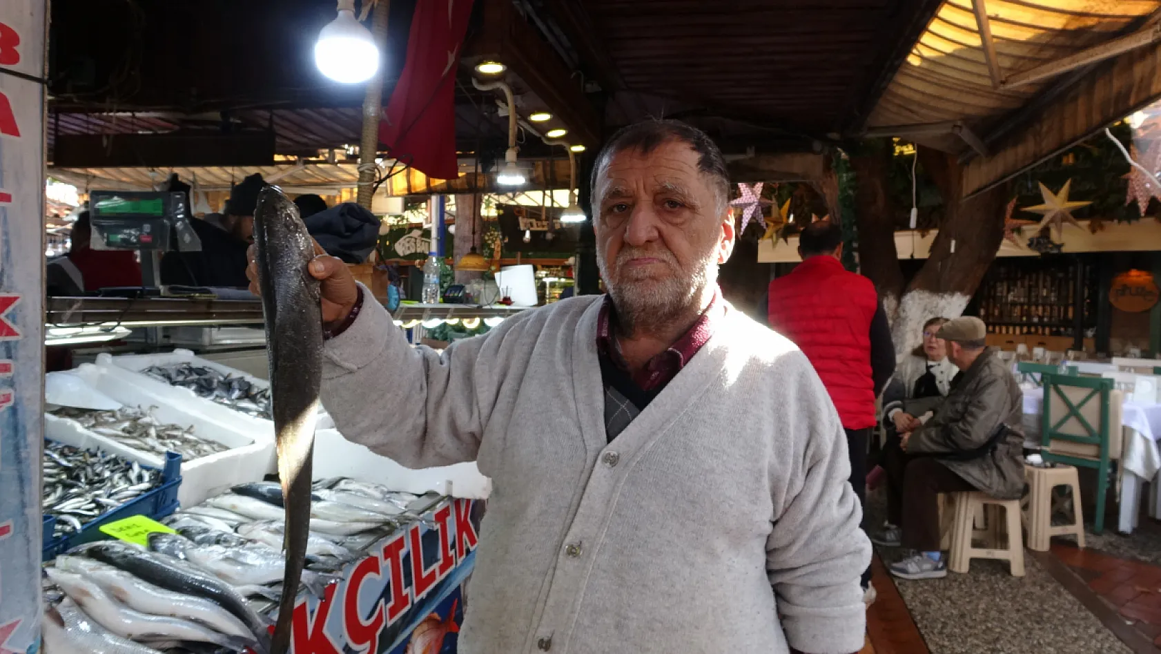 Fethiye Balık Pazarı'nın 40 yıllık esnafı Muzaffer Çavdar güncel fiyatları paylaştı