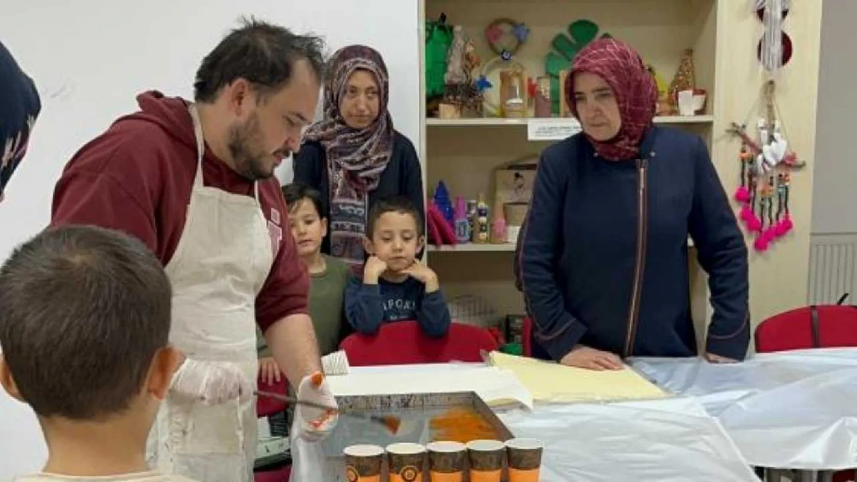 Muğla'da aileler ve çocuklar ebru sanatıyla renklerin yolculuğuna çıktı