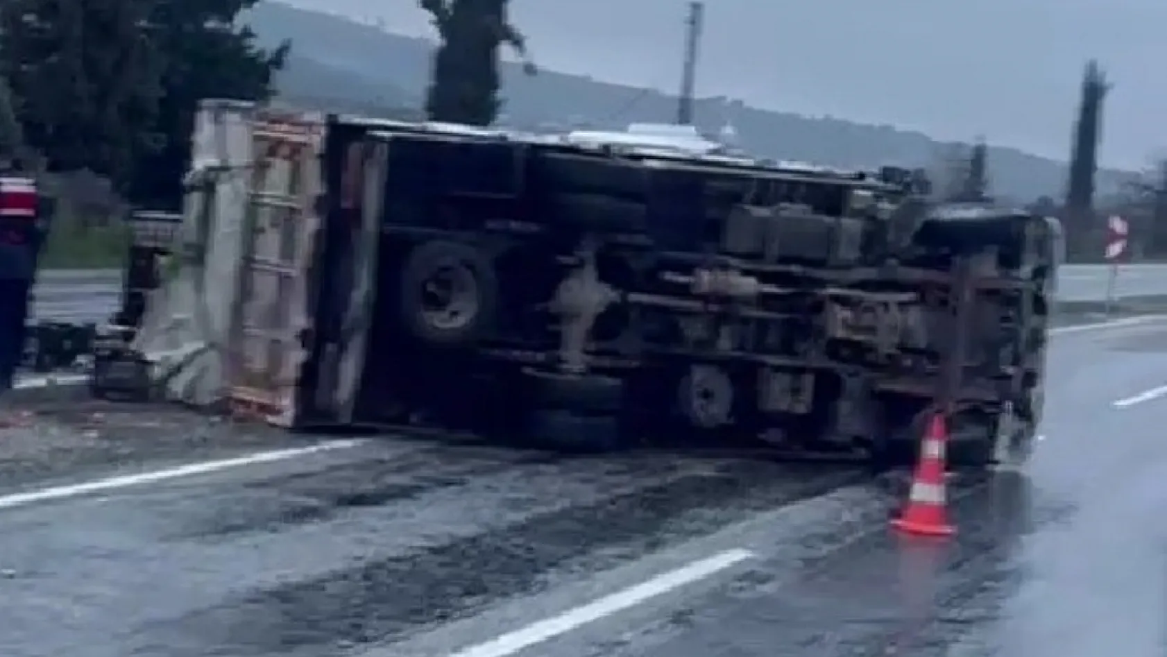 Portakal yüklü kamyon refüje devrildi