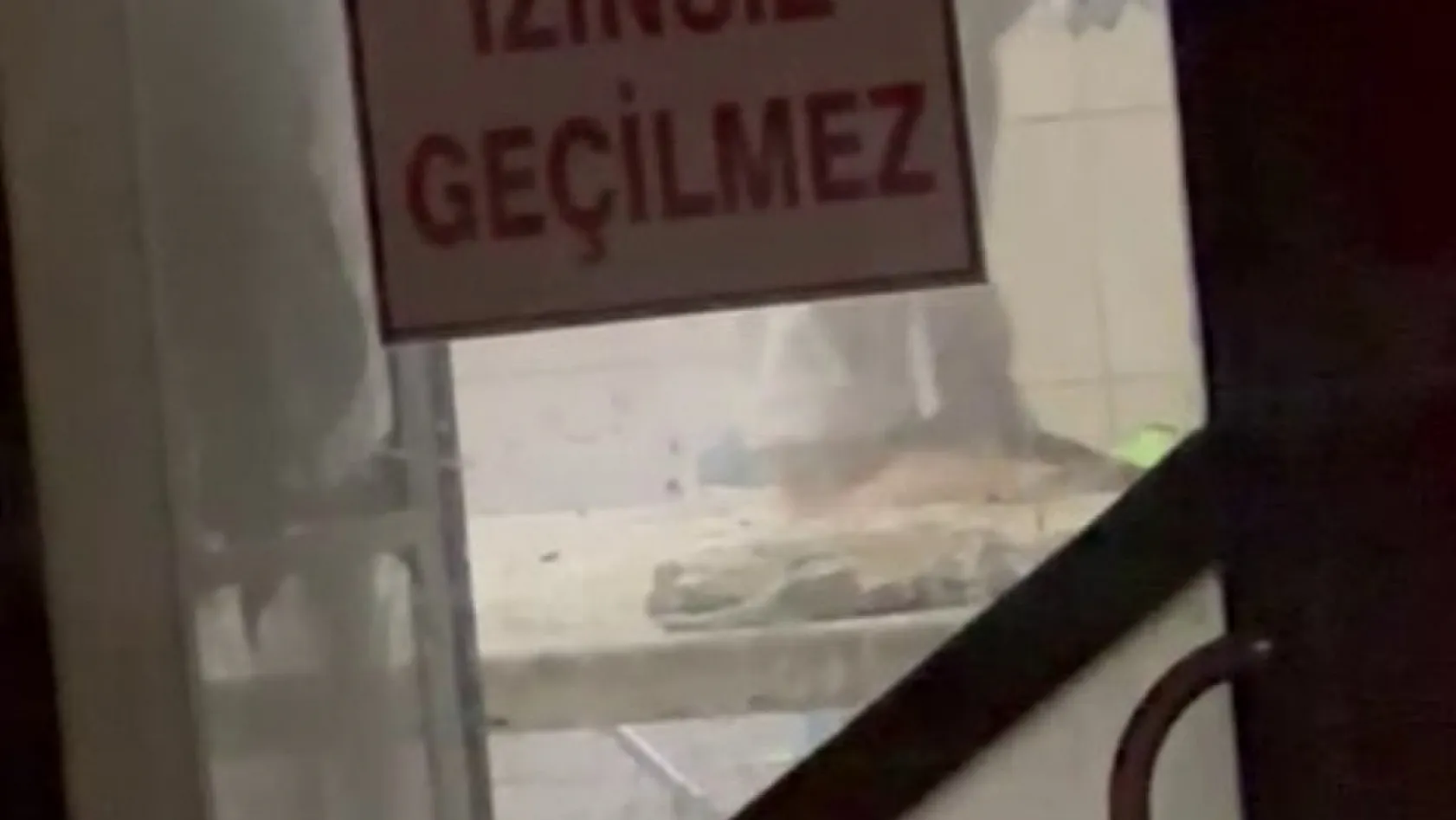 Tatlı hamurunu ayağıyla çiğnedi