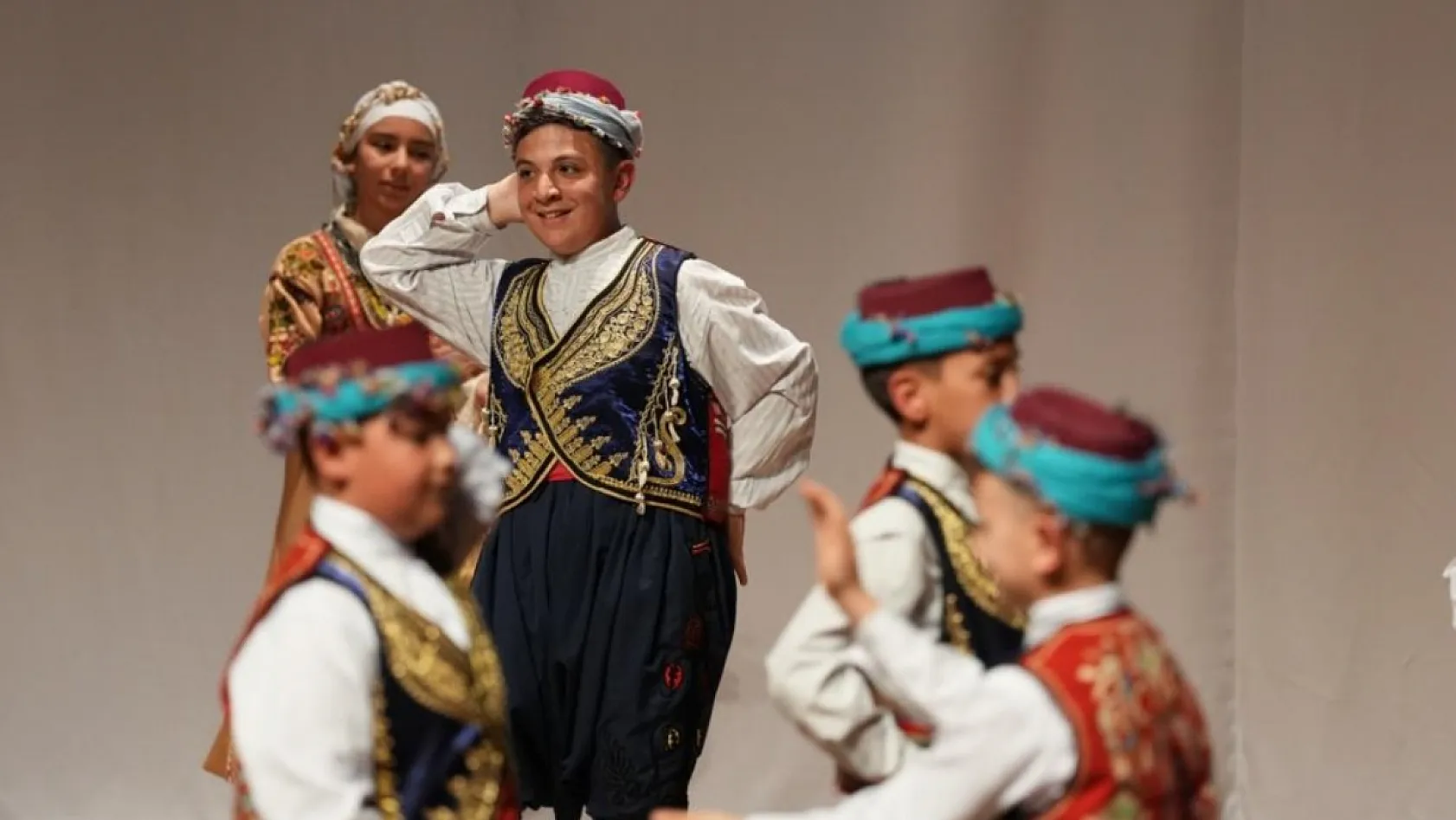 Dünyanın dört bir yanından gelen çocuklar Menteşe sahnesinde dans etti