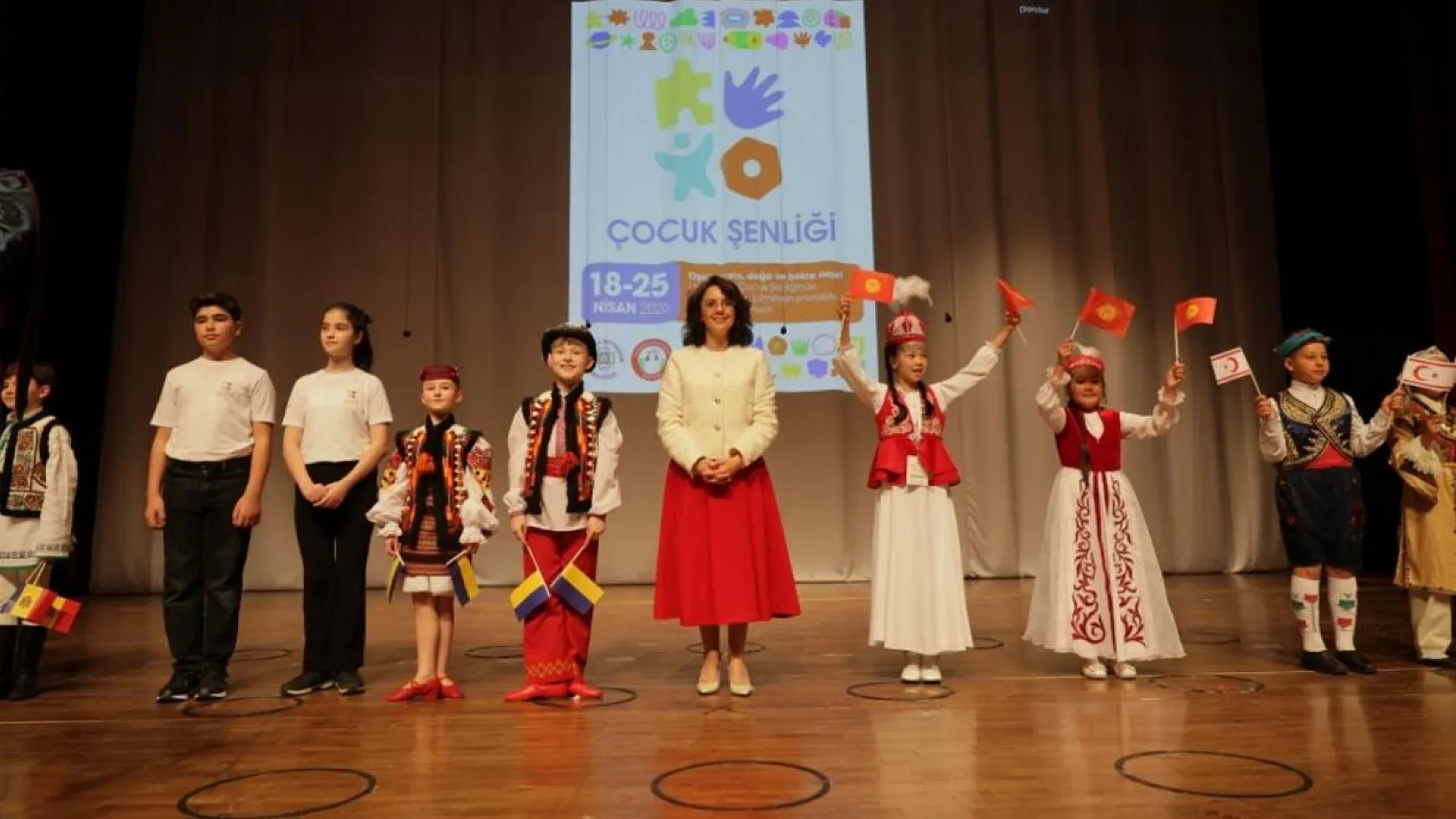Dünyanın dört bir yanından gelen çocuklar Menteşe sahnesinde dans etti