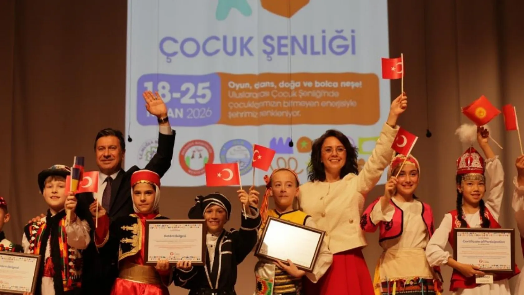 Dünyanın dört bir yanından gelen çocuklar Menteşe sahnesinde dans etti