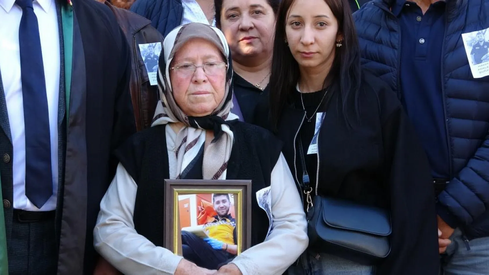 Duruşmaya oğlunun portresiyle gelen anne: 'Ne olur bir an önce ceza verin de buralara gelmeyeyim'