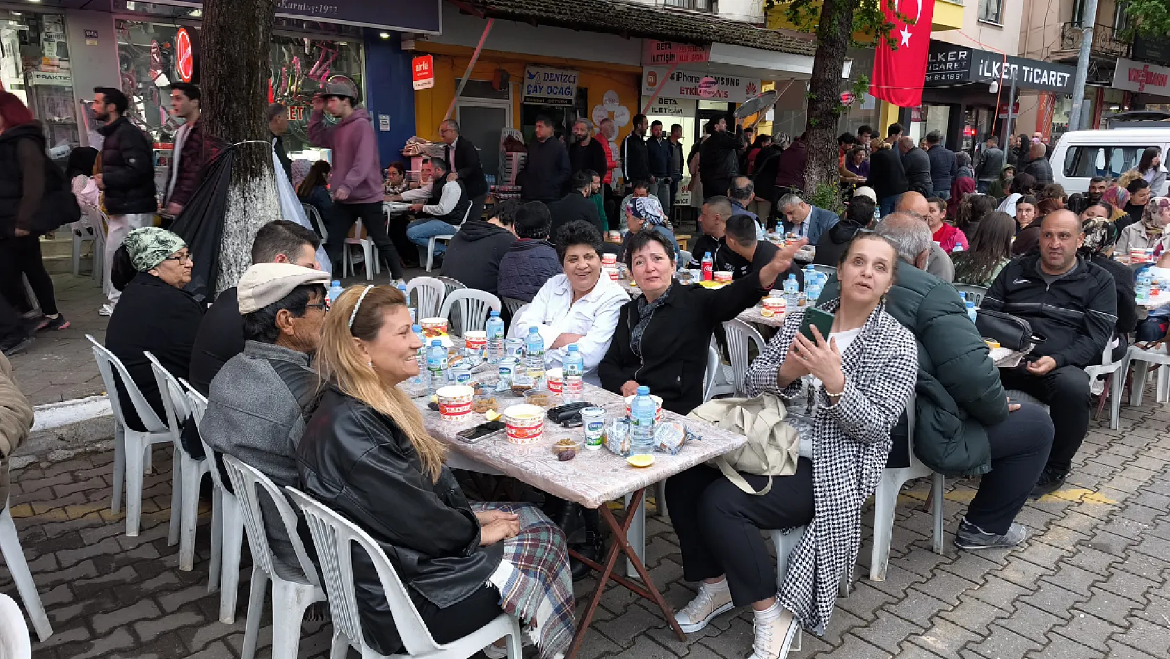 Fethiye'de çarşı esnaflarından geleneksel iftar yemeği