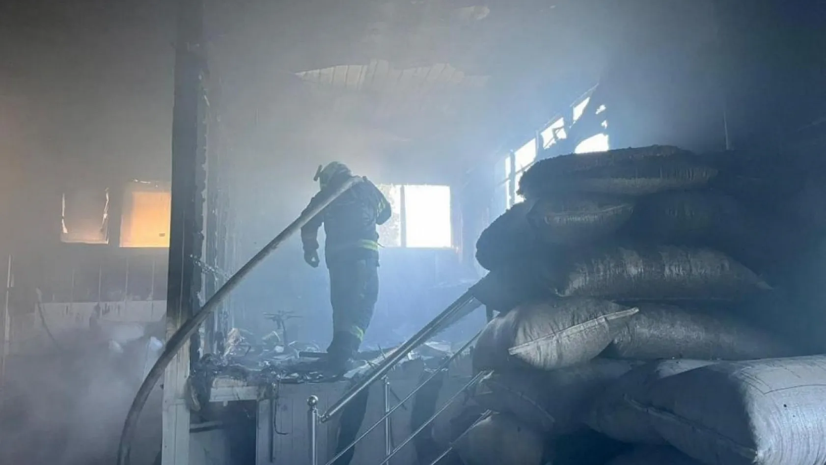 Denizli'de kuruyemiş fabrikasında korkutan yangın