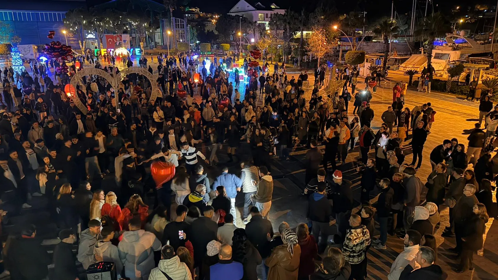 Yılbaşı Fethiye Beşkaza Meydanı'nda Coşkuyla Karşılandı