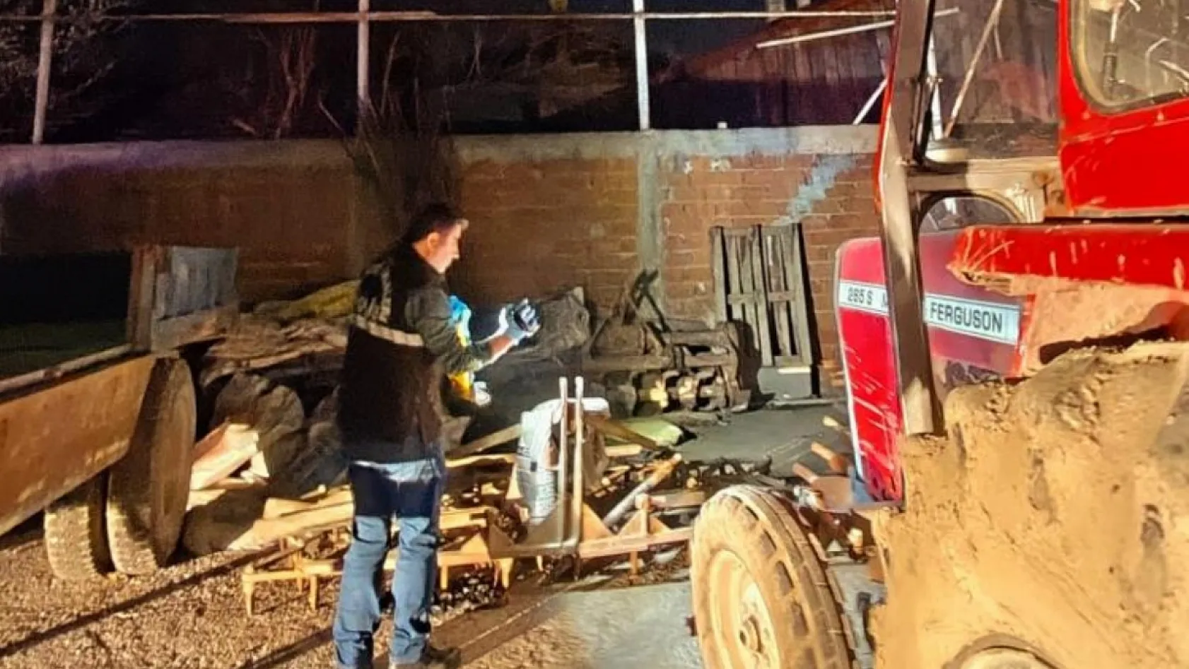 Evinden kamyonlar dolusu çöp çıkarılan 76 yaşındaki adam, çatıdan düşerek hayatını kaybetti