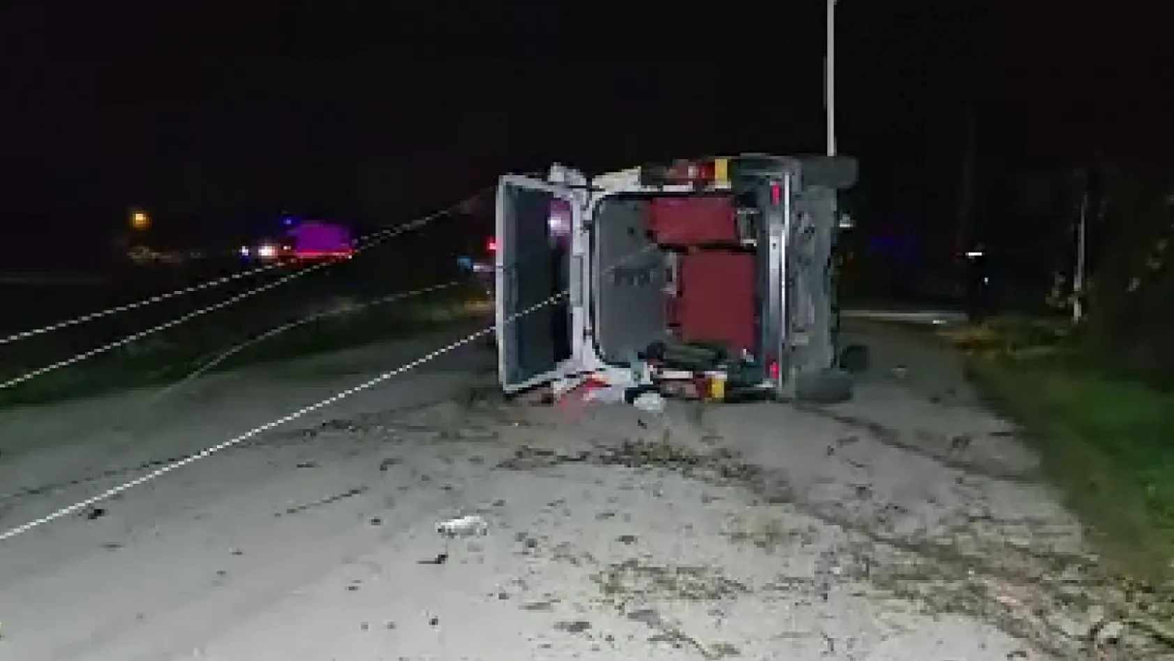 Kontrolden çıkan araç elektrik direğine çarpıp devrildi: 3 yaralı