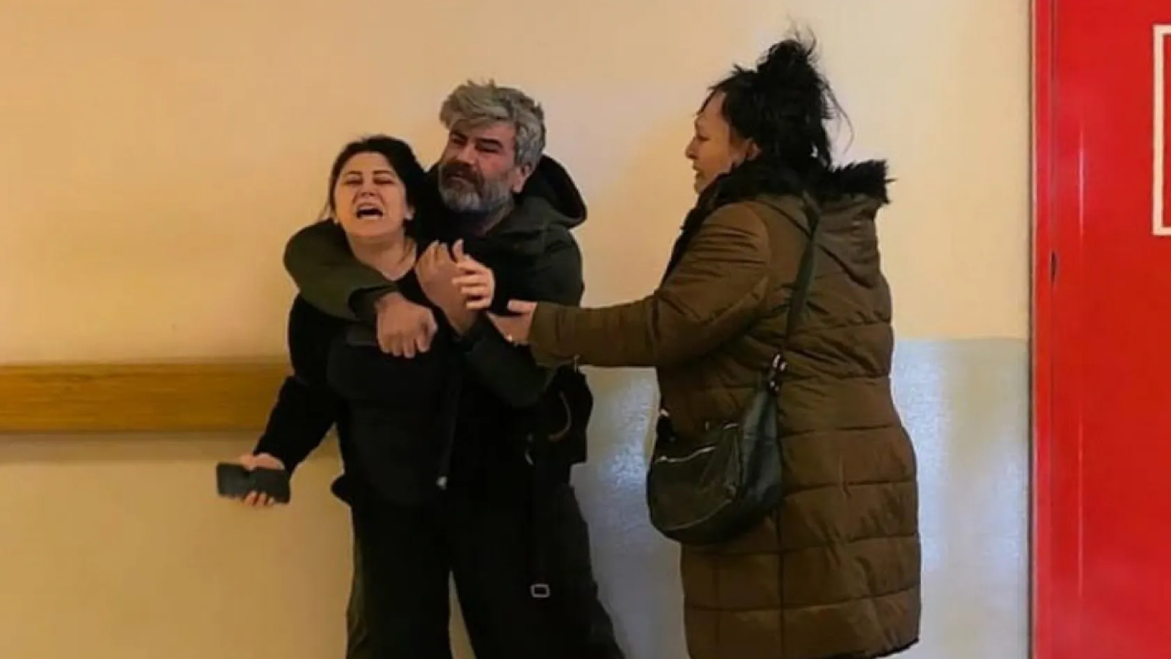 El freni çekilmeyen otomobil faciaya sebep oldu: 1 ölü, 2 ağır yaralı