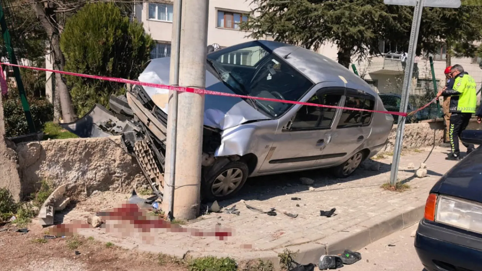 El freni çekilmeyen otomobil faciaya sebep oldu: 1 ölü, 2 ağır yaralı
