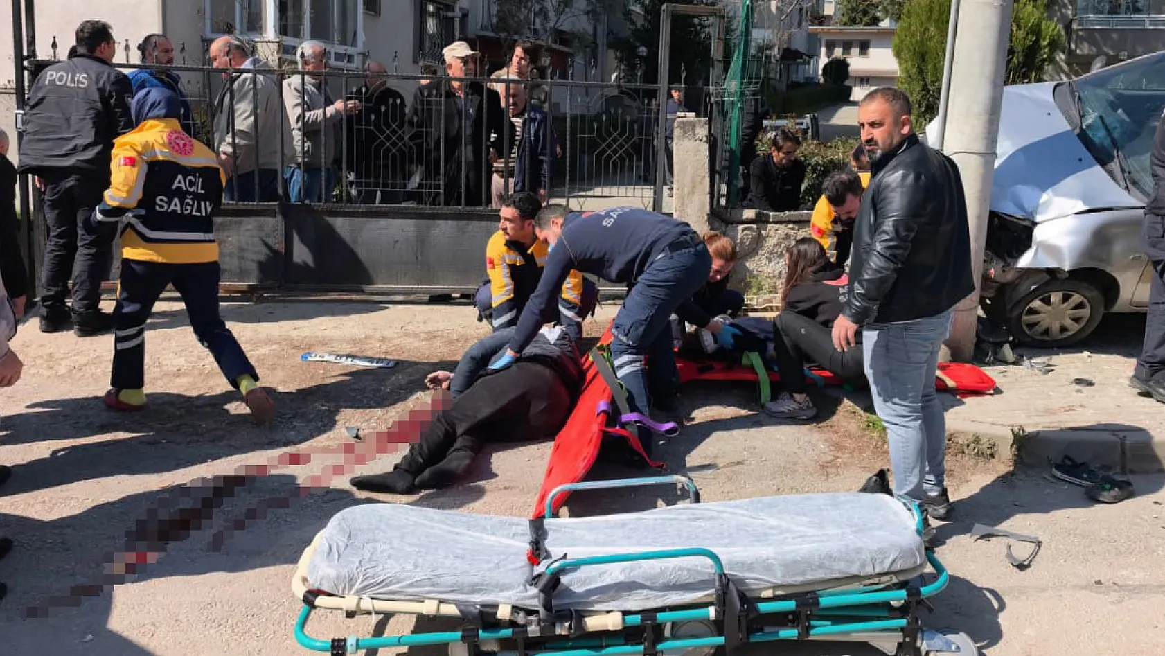 El freni çekilmeyen otomobil faciaya sebep oldu: 1 ölü, 2 ağır yaralı